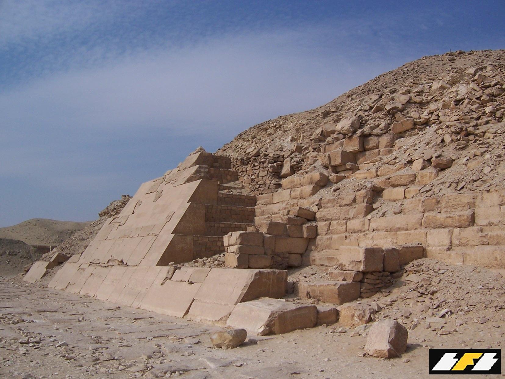 Guia turístico egípcio é preso por desenhar em pirâmide de 4.000 anos